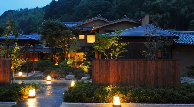 【界 玉造】温泉街に咲く約400本の桜並木を愛でる「桜舞うたまゆら滞在」今年も開催～今年は「夜桜人力車」乗車後に、川沿いの桜並木を独り占めする「夜桜日本酒BAR」が新登場～星野リゾート