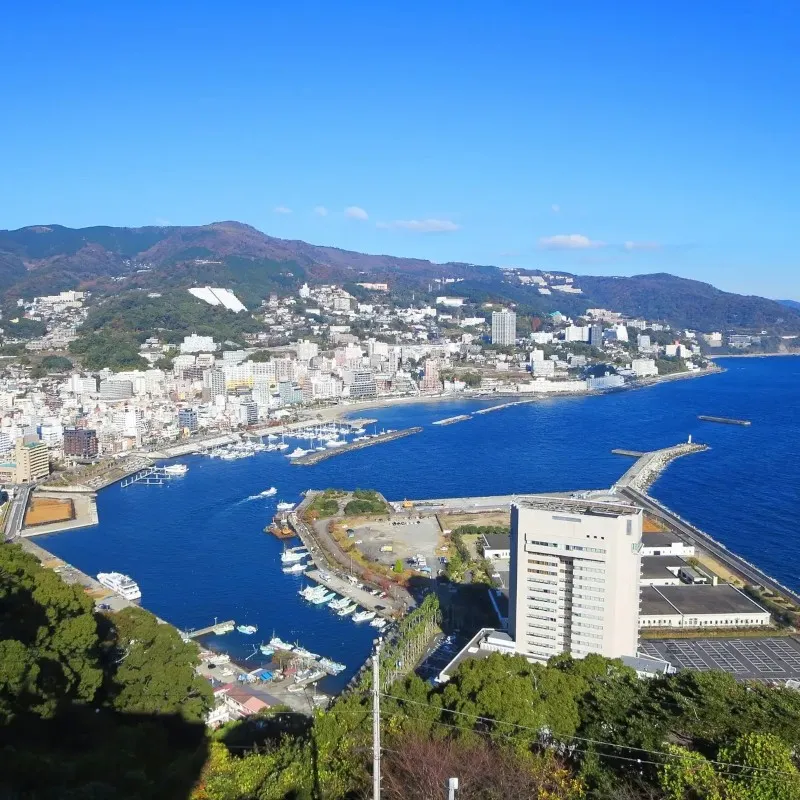 【春空に咲く大輪の華】春休みは熱海温泉へ、4月の熱海海上花火大会は26日（日）！特等席確約の送迎付きプランの販売中。空席少なくなっているので、ご予約はお早めに！株式会社サイトプラス

