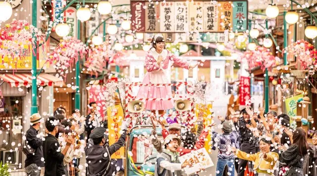 【西武園ゆうえんち】桜をイメージした紙吹雪が舞う「ブギウギ祭　桜吹雪フェス」約５００本の桜が園内をピンク色に染め上げる！期間限定！抹茶を使った春を感じるお食事が楽しめる！『西武園ゆうえんちの春』