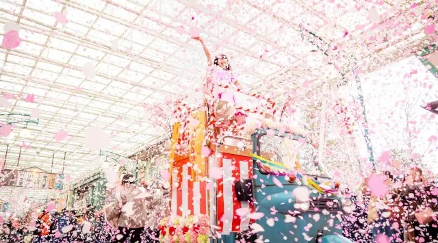 【西武園ゆうえんち】桜をイメージした紙吹雪が舞う「ブギウギ祭　桜吹雪フェス」約５００本の桜が園内をピンク色に染め上げる！期間限定！抹茶を使った春を感じるお食事が楽しめる！『西武園ゆうえんちの春』