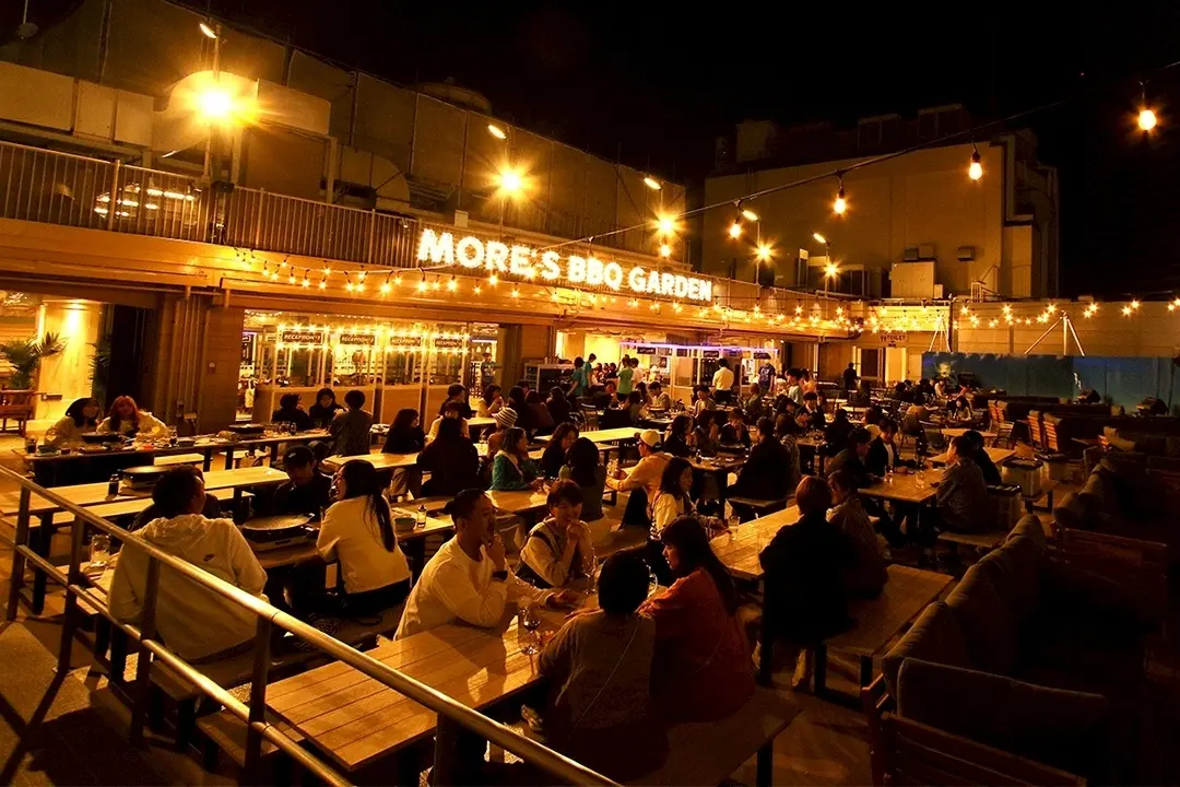横浜モアーズ屋上「モアーズBBQビアガーデン」にて、“ビアガーデン×盆踊り×DJ”の新体験イベント、『横浜モアーズ盆踊り 盆DANCE 2026』 を8/21（金）開催！株式会社ポトマック