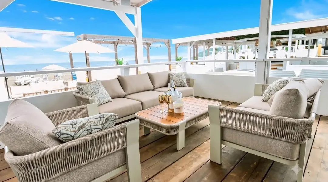 暑さのピークこそ、海へ。鎌倉・由比ヶ浜「BBQ SEASIDE LOUNGE」、8月31日まで営業中。