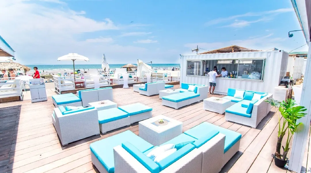 暑さのピークこそ、海へ。鎌倉・由比ヶ浜「BBQ SEASIDE LOUNGE」、8月31日まで営業中。