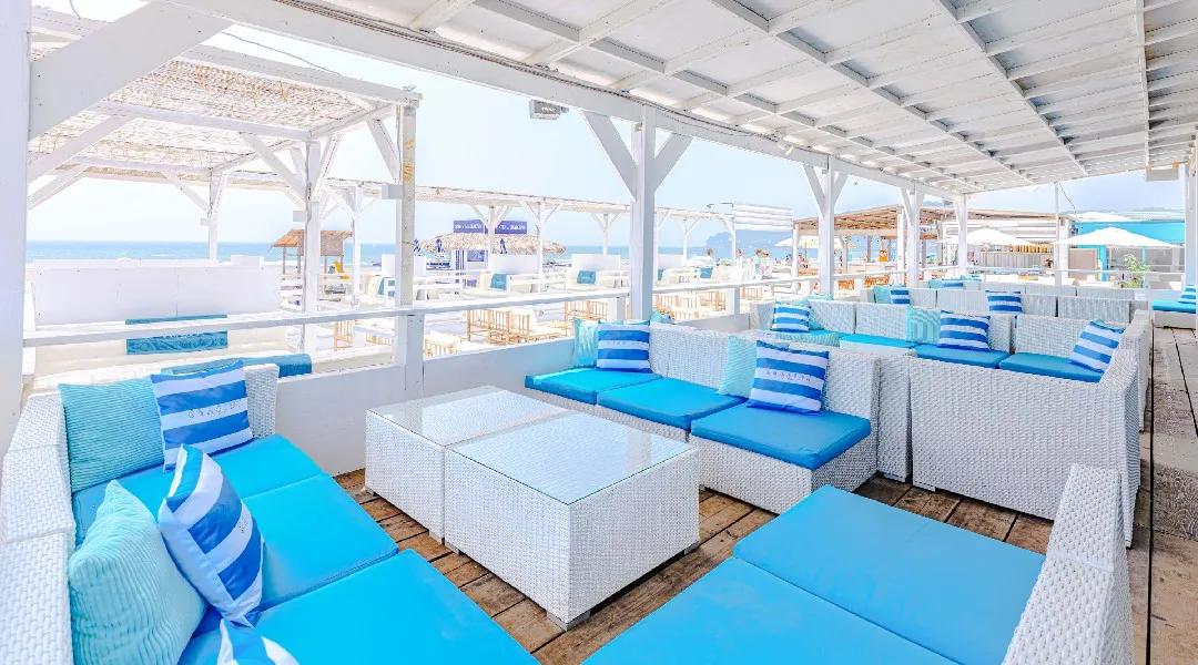 暑さのピークこそ、海へ。鎌倉・由比ヶ浜「BBQ SEASIDE LOUNGE」、8月31日まで営業中。