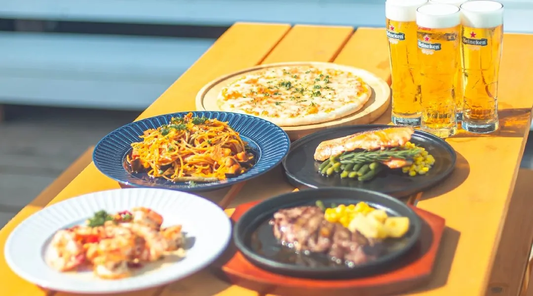 暑さのピークこそ、海へ。鎌倉・由比ヶ浜「BBQ SEASIDE LOUNGE」、8月31日まで営業中。