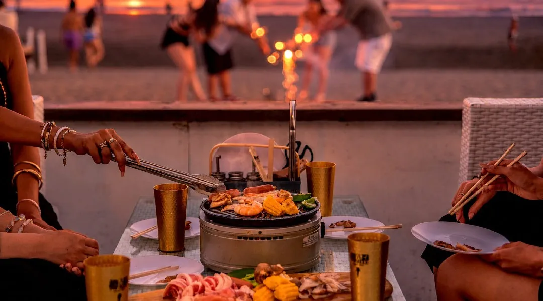 酷暑の夏は"アフター6"で楽しむ。手ぶらBBQ＋2時間飲み放題＋手持ち花火セットで5,000円、海の家「海渡-KAITO YUIGAHAMA-」に18時からの限定プランが登場。
