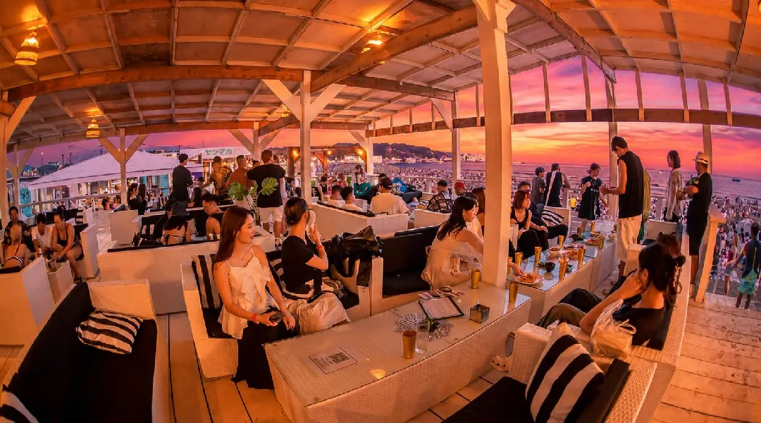 酷暑の夏は"アフター6"で楽しむ。手ぶらBBQ＋2時間飲み放題＋手持ち花火セットで5,000円、海の家「海渡-KAITO YUIGAHAMA-」に18時からの限定プランが登場。