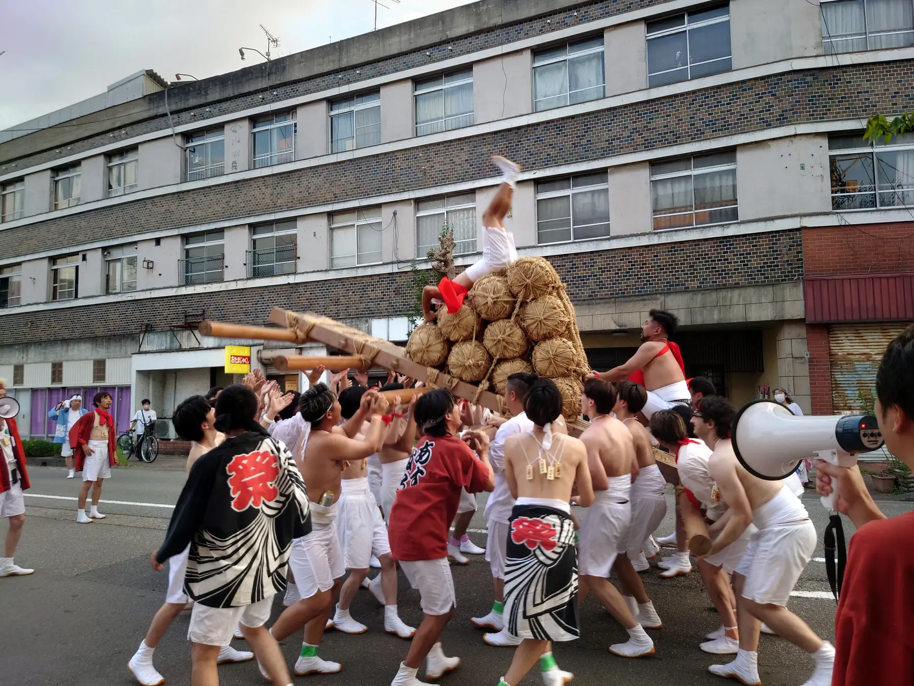 【加賀温泉郷】衝撃の大迫力！！「片山津温泉 湯のまつり」源平勝負御輿！ こんな御輿見たことない！一般社団法人加賀市観光交流機構
