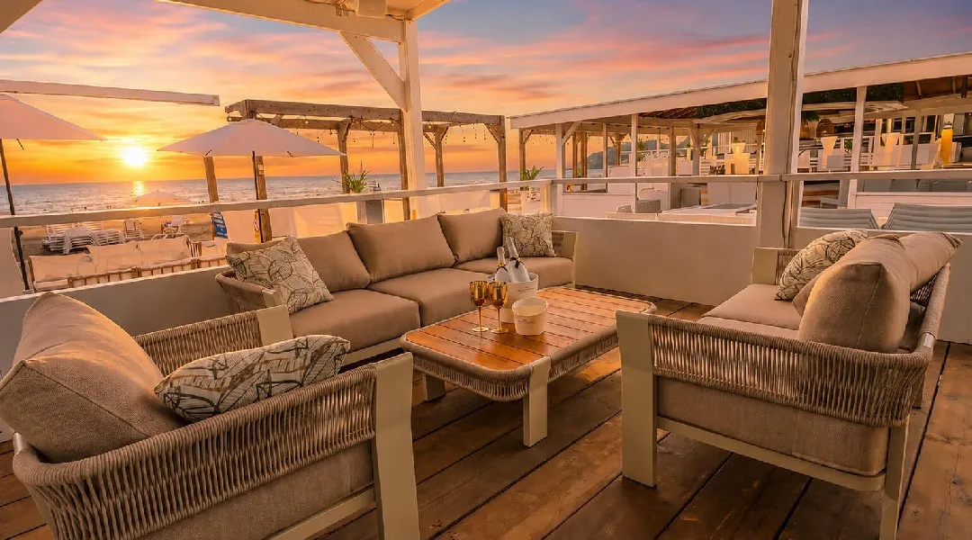 鎌倉・由比ヶ浜の海の家「BBQ SEASIDE LOUNGE」酷暑の昼間を避けて、アフター6を更に楽しめる限定の新クーポン誕生！ 8名様以上でスパークリングワイン1本、16名様以上で2本をプレゼント
