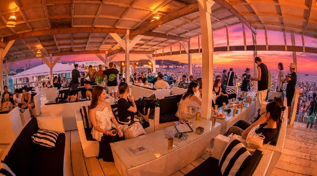 鎌倉・由比ヶ浜の海の家「BBQ SEASIDE LOUNGE」酷暑の昼間を避けて、アフター6を更に楽しめる限定の新クーポン誕生！ 8名様以上でスパークリングワイン1本、16名様以上で2本をプレゼント