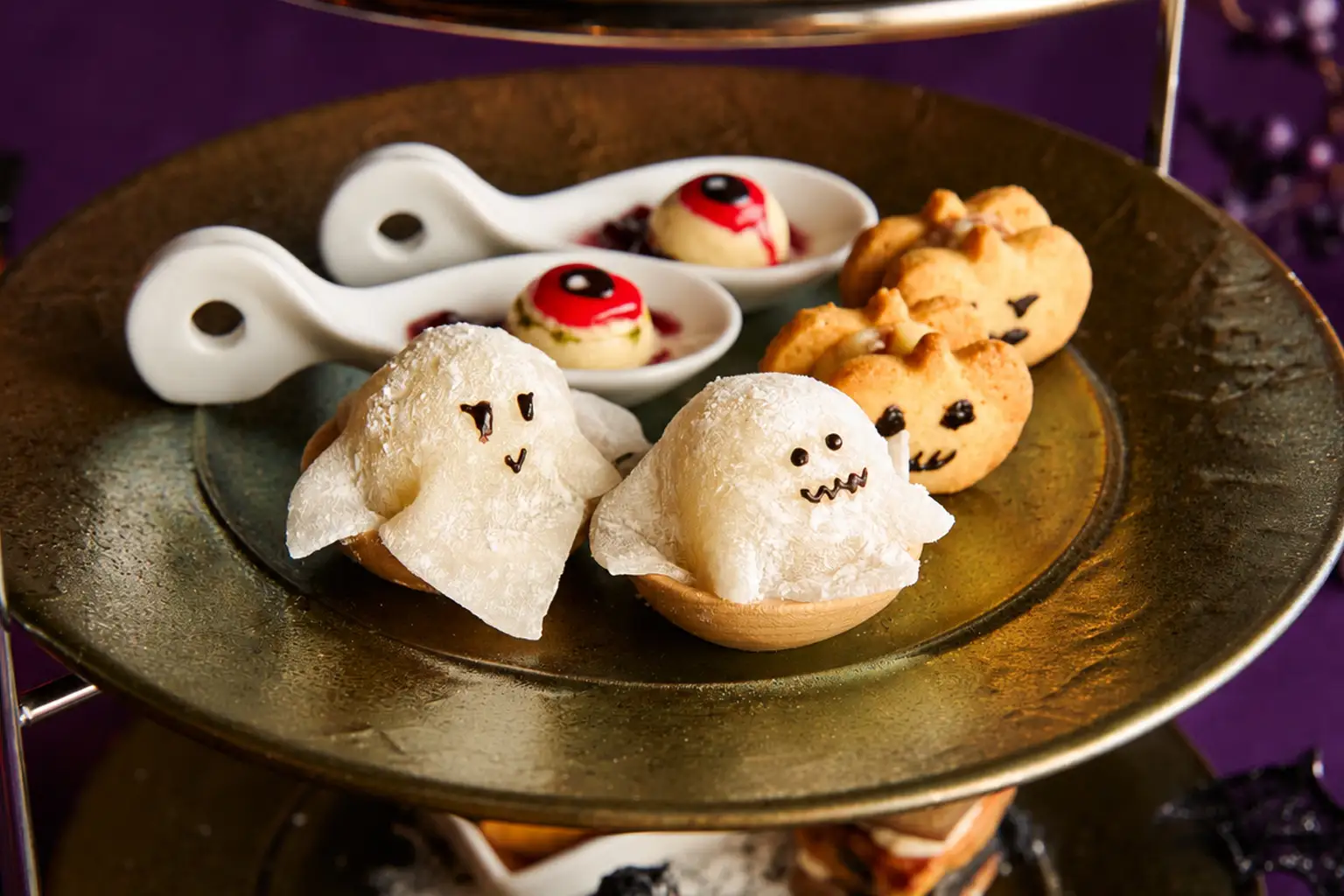 ホテル＆レジデンス六本木で楽しむハロウィンアフタヌーンティー　巨峰＆シャインマスカットの期間限定メニューが登場 注射器入りソースや目玉に見立てたスイーツなど、遊び心あふれるハロウィンメニュー