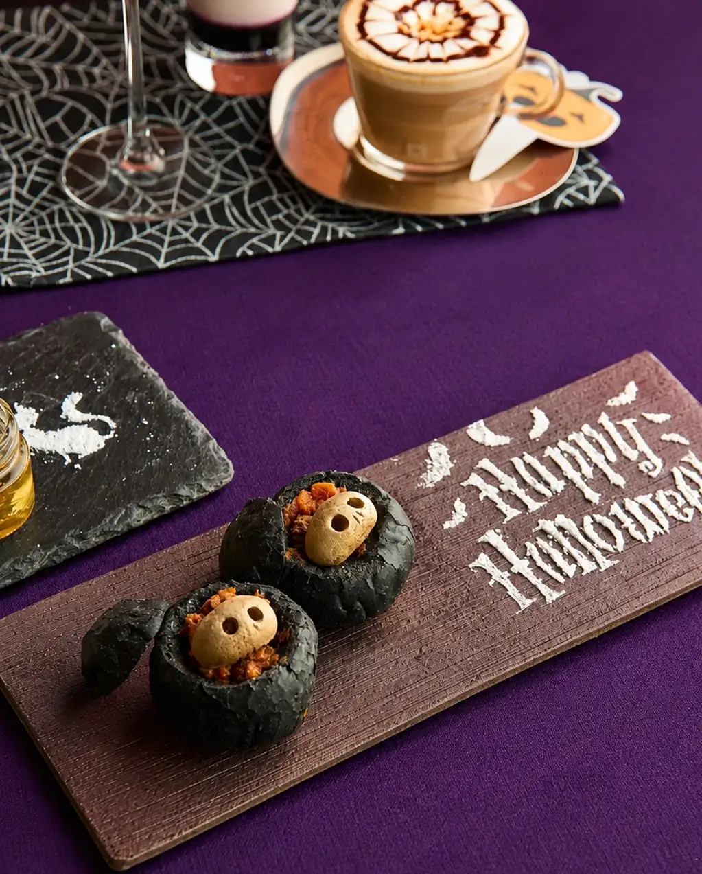 ホテル＆レジデンス六本木で楽しむハロウィンアフタヌーンティー　巨峰＆シャインマスカットの期間限定メニューが登場 注射器入りソースや目玉に見立てたスイーツなど、遊び心あふれるハロウィンメニュー