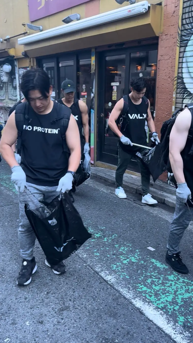 【その筋肉は、仮装じゃない。】ハロウィン当日、渋谷に“ゴミ箱を背負ったマッチョ”が出現！渋谷区と連携した清掃イベント「ゴミ拾いマッチョ」を10月31日に開催 VALX株式会社