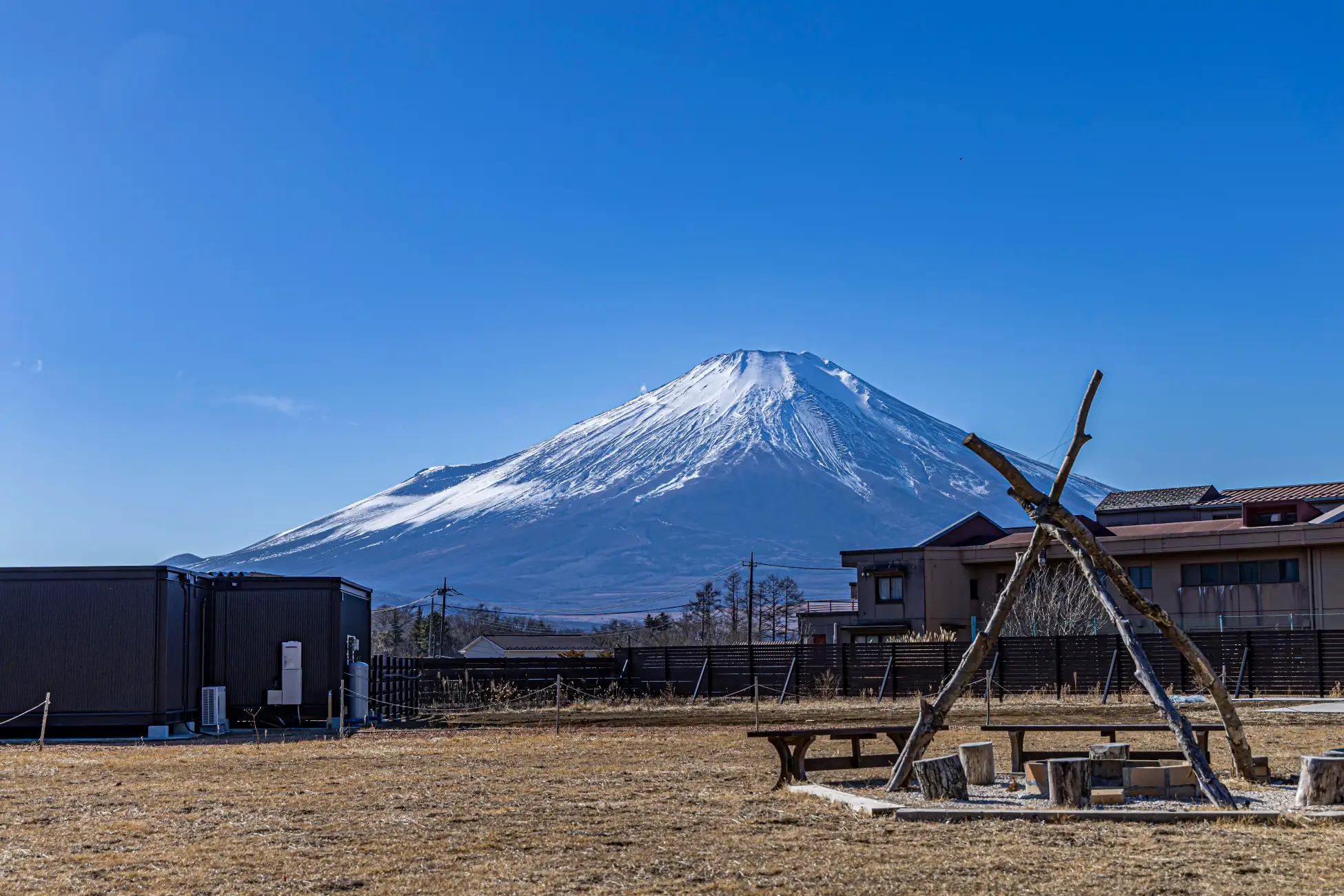 【山梨・富士五胡】全室富士山ビューサウナグランピング「 TOTONOI富士山中湖」ハロウィンキャンペーン開催｜最大30％OFFの10月予約者限定プラン＆ハロウィンルームが登場　ブッキングリゾート