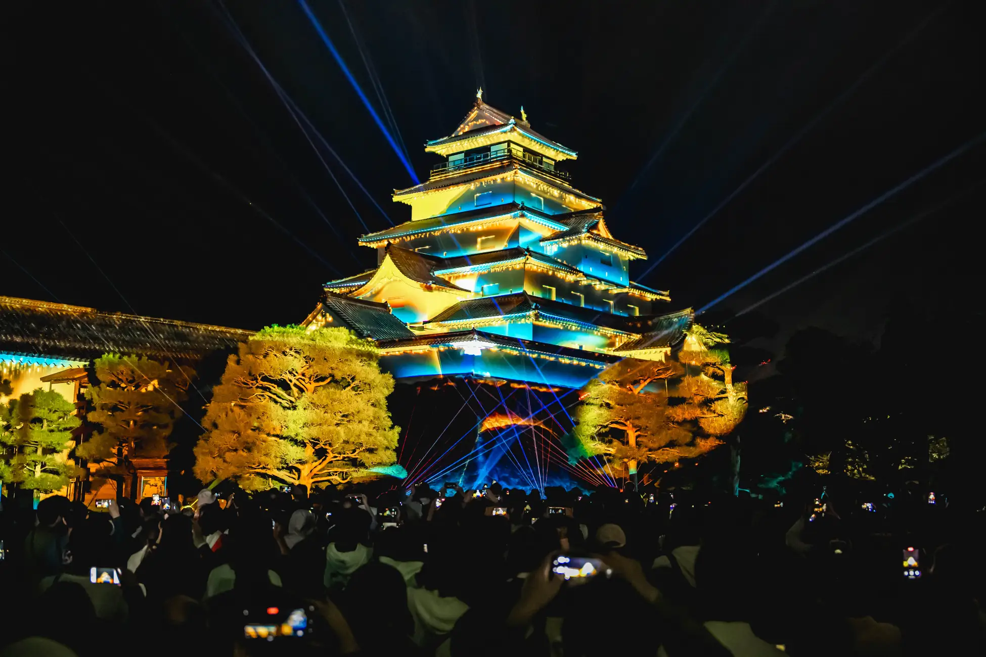 一旗プロデュース「鶴ヶ城 プロジェクションマッピング 2026」を福島県会津若松市で11月20日から22日まで開催。会津の歴史・伝統文化を描く映像美と新たな雲海演出が重なる、3日間限定の幻想的な夜。