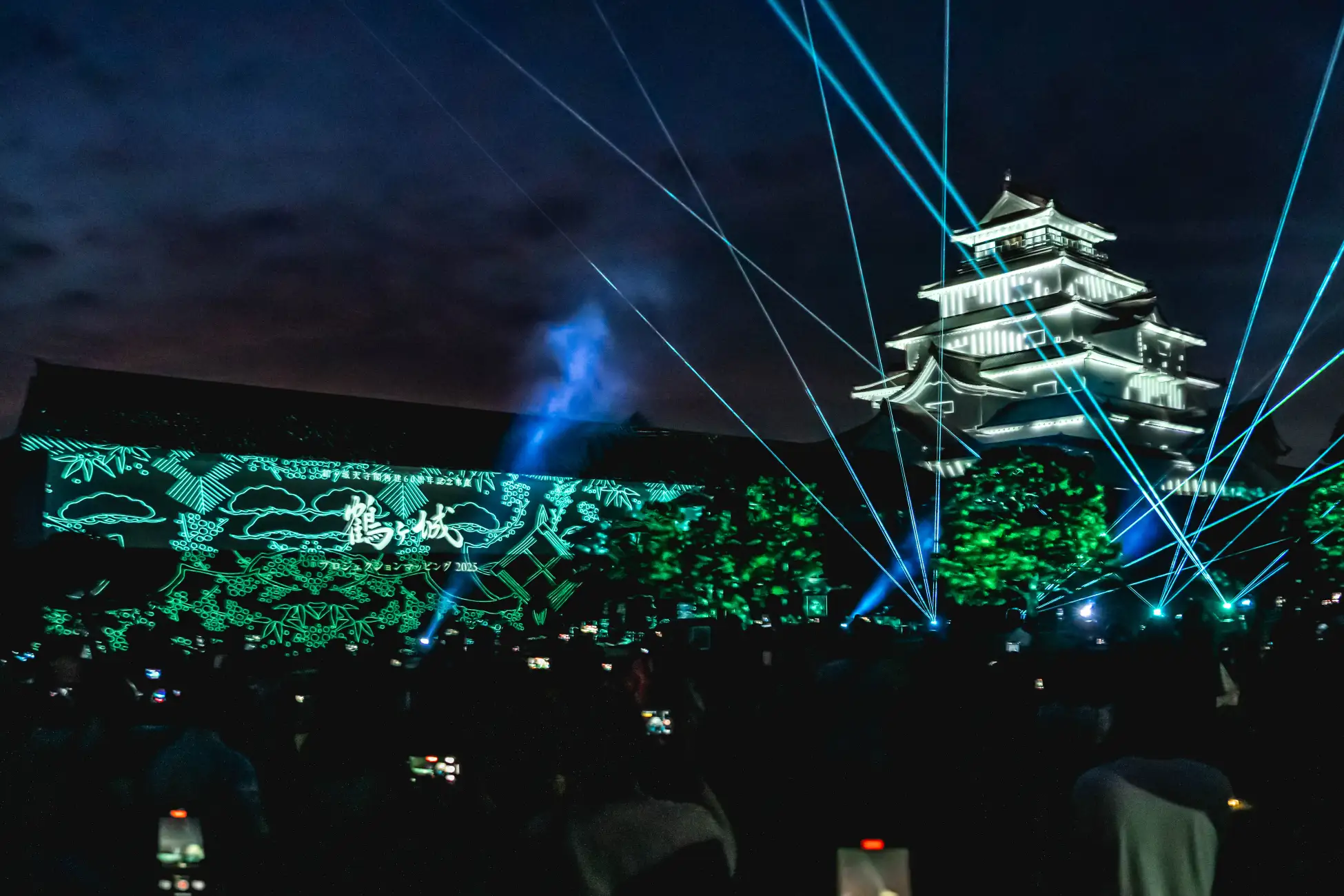 一旗プロデュース「鶴ヶ城 プロジェクションマッピング 2026」を福島県会津若松市で11月20日から22日まで開催。会津の歴史・伝統文化を描く映像美と新たな雲海演出が重なる、3日間限定の幻想的な夜。