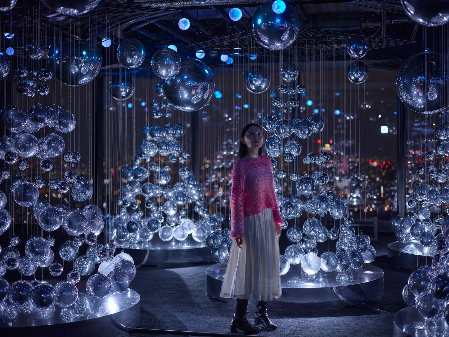 冬の空に広がる、光と音の幻想世界　都市の羨望と呼応するインスタレーション「Sparkling View」を11月5日（木）より開催　過去最大ボリュームのミラーバルーンと、光・映像・音が連動