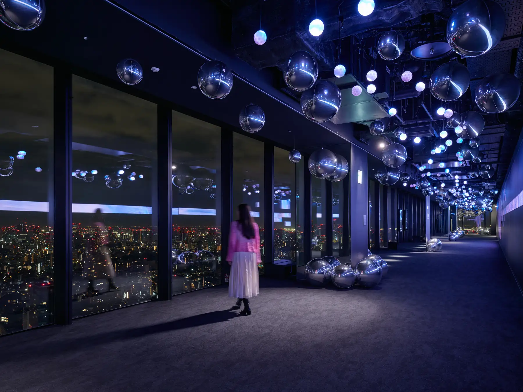 冬の空に広がる、光と音の幻想世界　都市の羨望と呼応するインスタレーション「Sparkling View」を11月5日（木）より開催　過去最大ボリュームのミラーバルーンと、光・映像・音が連動