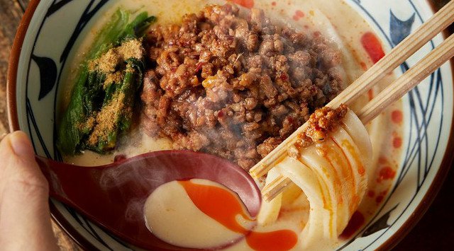 丸亀製麺　季節限定　人気うどんから濃厚スープの『うま辛担々うどん』と春の『あさりうどん』が帰ってきた！　さらに今年は2種の辛辛（からから）うどんシリーズも加わり、全4種を販売！
