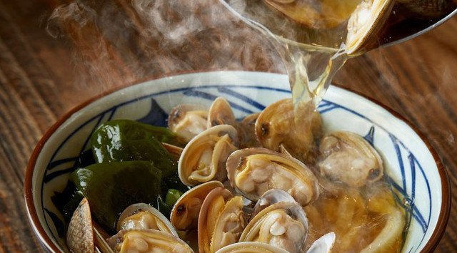 丸亀製麺　季節限定　人気うどんから濃厚スープの『うま辛担々うどん』と春の『あさりうどん』が帰ってきた！　さらに今年は2種の辛辛（からから）うどんシリーズも加わり、全4種を販売！
