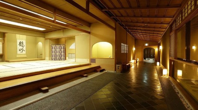 【奥湯河原温泉 山翠楼SANSUIROU】2022年7月～リニューアルオープンのお知らせ リニューアル工事の第一段は玄関。スロープを設けてバリアフリー化、お履き物を脱がずに直接館内へ。