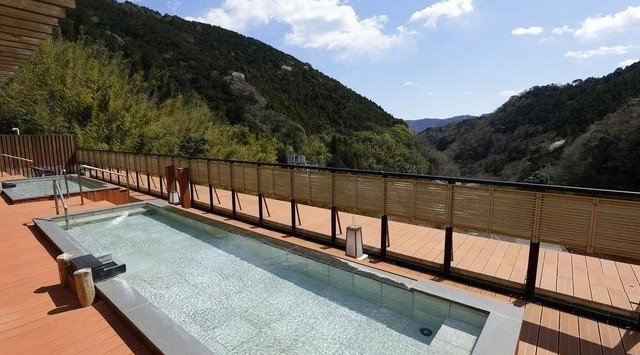 【奥湯河原温泉 山翠楼SANSUIROU】2022年7月～リニューアルオープンのお知らせ リニューアル工事の第一段は玄関。スロープを設けてバリアフリー化、お履き物を脱がずに直接館内へ。