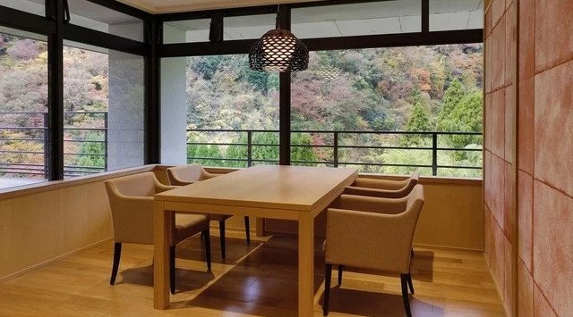 【奥湯河原温泉 山翠楼SANSUIROU】2022年7月～リニューアルオープンのお知らせ リニューアル工事の第一段は玄関。スロープを設けてバリアフリー化、お履き物を脱がずに直接館内へ。