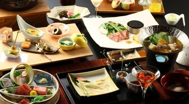 【奥湯河原温泉 山翠楼SANSUIROU】2022年7月～リニューアルオープンのお知らせ リニューアル工事の第一段は玄関。スロープを設けてバリアフリー化、お履き物を脱がずに直接館内へ。