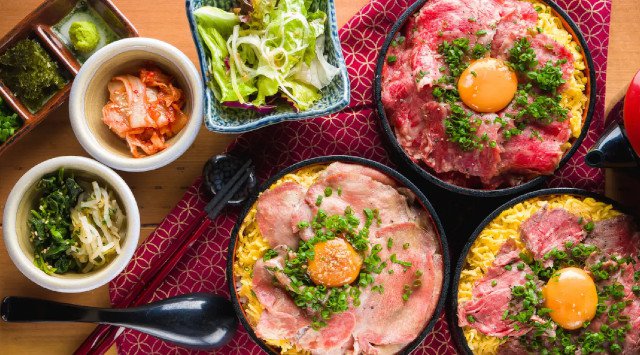 5月31日まで！話題の「和牛赤身のひつまぶし」が期間限定価格の1,480円！【日本酒・米屋 蔵バル 梅田店】～大阪・梅田に上陸！SNSで話題の「肉まぶし」をお得に楽しむ～株式会社Globridge