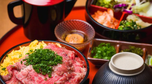 5月31日まで！話題の「和牛赤身のひつまぶし」が期間限定価格の1,480円！【日本酒・米屋 蔵バル 梅田店】～大阪・梅田に上陸！SNSで話題の「肉まぶし」をお得に楽しむ～株式会社Globridge