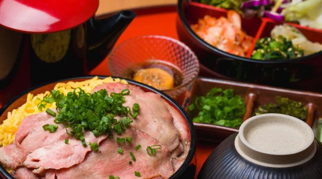 5月31日まで！話題の「和牛赤身のひつまぶし」が期間限定価格の1,480円！【日本酒・米屋 蔵バル 梅田店】～大阪・梅田に上陸！SNSで話題の「肉まぶし」をお得に楽しむ～株式会社Globridge