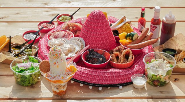 新宿駅徒歩0分の「世界を旅するBBQビアガーデン Hello」、新エリア解禁でグランドオープン！空のアミューズメント、乗れちゃうメリーゴーランドエリアが解禁。総席数300席で毎日12時から23時まで