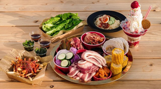 新宿駅徒歩0分の「世界を旅するBBQビアガーデン Hello」、新エリア解禁でグランドオープン！空のアミューズメント、乗れちゃうメリーゴーランドエリアが解禁。総席数300席で毎日12時から23時まで