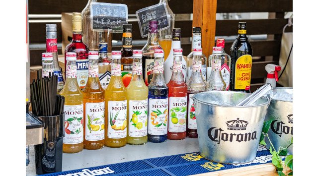新宿駅徒歩0分の「世界を旅するBBQビアガーデン Hello」、新エリア解禁でグランドオープン！空のアミューズメント、乗れちゃうメリーゴーランドエリアが解禁。総席数300席で毎日12時から23時まで