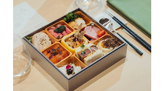 湖上レストランから眺めるGW花火スペシャルプラン　ペア2組プレゼント　Wチャンス　応募者全員にディナー割引券　株式会社山梨日日新聞社