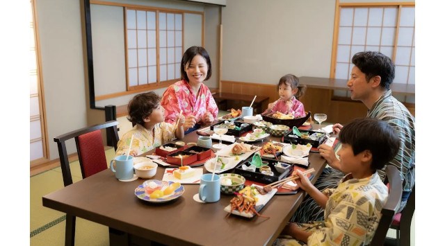 伊豆で夏休み【ファミリー決定版】こども喜ぶ吉祥の夏祭り！花火、かき氷、縁日、温泉卓球、まぐろのお造り＆握り寿司 etc.　株式会社H.P.D.コーポレーション