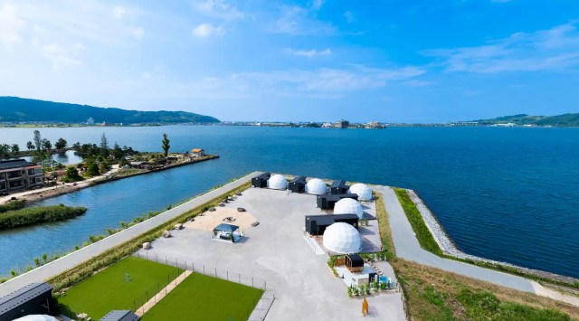 【7月20日限定】お部屋から打ち上げ花火を一望！全室源泉かけ流し温泉付きグランピング「グランレイク鳥取」で過ごす特別な一夜 スペシャルプランの予約受付を開始しました ブッキングリゾート