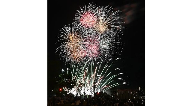 【京都・亀岡市】市制70周年記念！関西最大級13,000発の花火＆500機のドローンショーも。「京都・保津川花火大会」が開催決定　京都駅から快速で20分！豊かな自然の中で繰り広げられる光の祭典　亀岡市