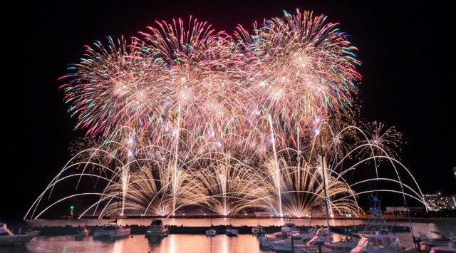 【夜空と海に咲く大輪の華】夏季の熱海海上花火大会は合計5回開催！特等席確約の送迎付きプランの販売中。夏の繁忙期は人気なので、ご予約はお早めに！株式会社サイトプラス