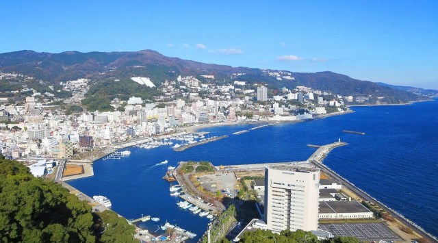 【夜空と海に咲く大輪の華】夏季の熱海海上花火大会は合計5回開催！特等席確約の送迎付きプランの販売中。夏の繁忙期は人気なので、ご予約はお早めに！株式会社サイトプラス