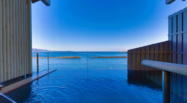 【夜空と海に咲く大輪の華】夏季の熱海海上花火大会は合計5回開催！特等席確約の送迎付きプランの販売中。夏の繁忙期は人気なので、ご予約はお早めに！株式会社サイトプラス