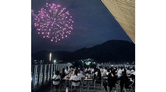 「京都・保津川花火大会」は現在一部チケットの先行販売中。すでに一部席種は残りわずか。完全チケット制のため、希望の席種は売り切れ前にお買い求めを！亀岡市
