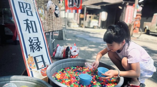 昭和レトロな温泉銭湯 玉川温泉で、昭和の夏休みを満喫！縁日、肝試し、スイカ割りなどレトロな夏の風物詩が盛りだくさん。縁側でスイカを食べて、夜は肝試しでひんやり過ごす昭和な夏休みを玉川温泉で満喫♪