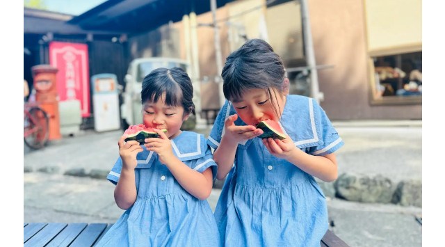 昭和レトロな温泉銭湯 玉川温泉で、昭和の夏休みを満喫！縁日、肝試し、スイカ割りなどレトロな夏の風物詩が盛りだくさん。縁側でスイカを食べて、夜は肝試しでひんやり過ごす昭和な夏休みを玉川温泉で満喫♪