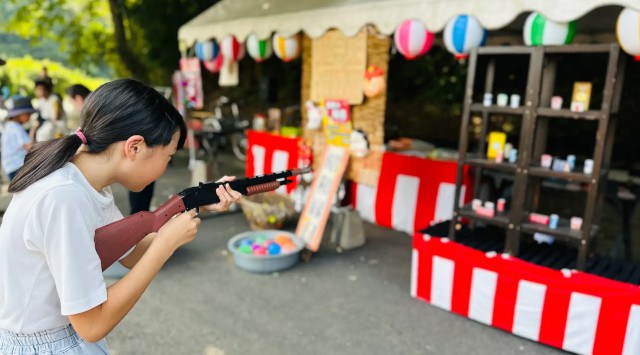 昭和レトロな温泉銭湯 玉川温泉で、昭和の夏休みを満喫！縁日、肝試し、スイカ割りなどレトロな夏の風物詩が盛りだくさん。縁側でスイカを食べて、夜は肝試しでひんやり過ごす昭和な夏休みを玉川温泉で満喫♪